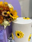 باکس گل و کیک تولد با تم آفتابگردون فلوبار