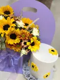 باکس گل و کیک تولد با تم آفتابگردون فلوبار