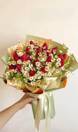 دسته گل بابونه و توت فرنگی فلوبار