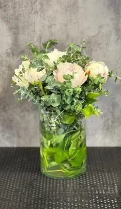 گل پیونی و اکالیپتوس داخل جار گل فلوبار