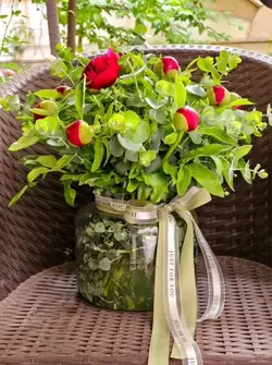 گل پیونی و اکالیپتوس داخل جار گل فلوبار