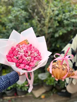 دسته گل رز صورتی و کروسان تولد فلوبار