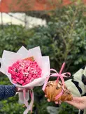 دسته گل رز صورتی و کروسان تولد فلوبار