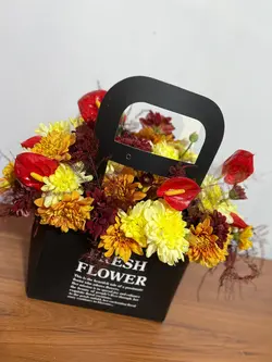 گل داودی داخل فلاوربگ کاغذی فلوبار