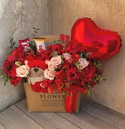 گل و عروسک و بادکنک داخل فلاوربگ فلوبار