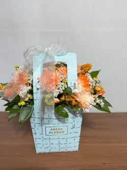 گل داودی داخل فلاوربگ کاغذی فلوبار