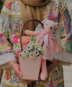 گل و عروسک داخل فلاوربگ فلوبار