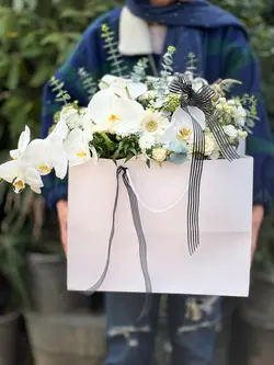 گل های سفید داخل فلاوربگ فلوبار