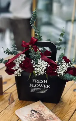 گل رز قرمز داخل فلاوربگ فلوبار