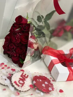 گل رز قرمز داخل فلاوربگ طلقی فلوبار