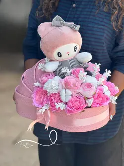 باکس گل گهواره ای نوزادی دخترونه با گل مصنوعی و عروسک فلوبار