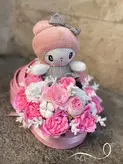 باکس گل گهواره ای نوزادی دخترونه با گل مصنوعی و عروسک فلوبار