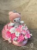 باکس گل گهواره ای نوزادی دخترونه با گل مصنوعی و عروسک فلوبار