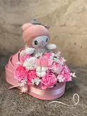 باکس گل گهواره ای نوزادی دخترونه با گل مصنوعی و عروسک فلوبار