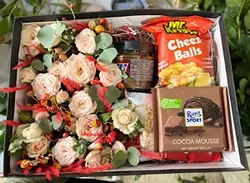 تزیین خوراکی های مورد علاقه داخل باکس گل فلوبار