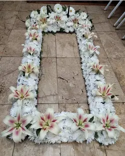 گل آرایی دور سنگ قبر فلوبار