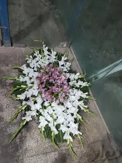 گل آرایی برای روی سنگ قبر فلوبار