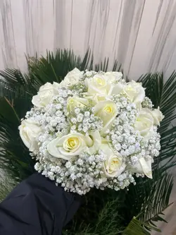 دسته گل عروس با رز سفید فلوبار
