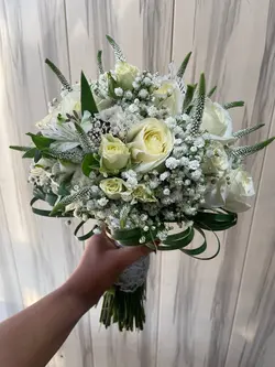 دسته گل عروس با تم سفید و سبز فلوبار