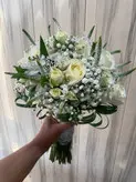 دسته گل عروس با تم سفید و سبز فلوبار