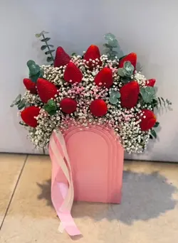 باکس گل ژیپسوفیلا و توت فرنگی نوبرونه فلوبار