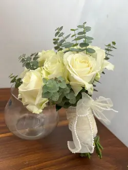 دسته گل عروس با رز سفید فلوبار