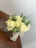 دسته گل عروس با رز سفید فلوبار