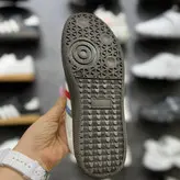 کفش آدیداس سامبا سفید | سه خط آبی‌قرمز و زیره تیره | وارداتی K.Shoes چین
