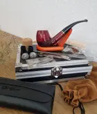 ست پیپ چوبی کد 023 با لوازم و تجهیزات کامل، رنگ قرمز چوب صندل قرمز جعبه فلزی (آلومینیومی) برند(old wood (pipe brown با ارسال رایگان/مناسب کادویی؛هدیه دادن؛اکسسوری....لاکچری،فوق حرفه ای، اصل