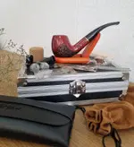 ست پیپ چوبی کد 023 با لوازم و تجهیزات کامل، رنگ قرمز چوب صندل قرمز جعبه فلزی (آلومینیومی) برند(old wood (pipe brown با ارسال رایگان/مناسب کادویی؛هدیه دادن؛اکسسوری....لاکچری،فوق حرفه ای، اصل
