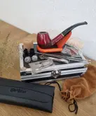 ست پیپ چوبی کد 023 با لوازم و تجهیزات کامل، رنگ قرمز چوب صندل قرمز جعبه فلزی (آلومینیومی) برند(old wood (pipe brown با ارسال رایگان/مناسب کادویی؛هدیه دادن؛اکسسوری....لاکچری،فوق حرفه ای، اصل
