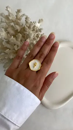 انگشتر آبکاری نقره فری سایز رنگ طلایی میناکاری سفید طرح صدف - فروشگاه لومینی اصفهان