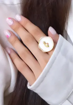 انگشتر آبکاری نقره فری سایز رنگ طلایی میناکاری سفید طرح صدف - فروشگاه لومینی اصفهان