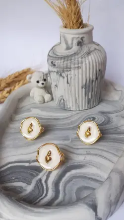 انگشتر آبکاری نقره فری سایز رنگ طلایی میناکاری سفید طرح صدف - فروشگاه لومینی اصفهان