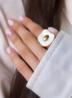 انگشتر آبکاری نقره فری سایز رنگ طلایی میناکاری سفید طرح صدف - فروشگاه لومینی اصفهان