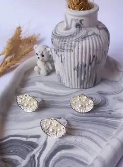 انگشتر آبکاری نقره فری سایز رنگ نقره ای طرح دفرمه صدف و مروارید - فروشگاه لومینی اصفهان