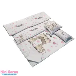 سرویس روتختی نوزاد برند مامز کیوتی(momscutie) مدل 7 تکه طرح زرافه قلبی رنگ صورتی - خرید مستقیم از تولید کننده