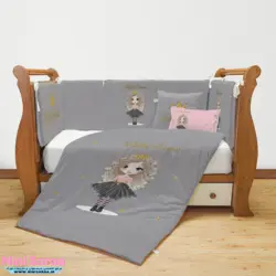 سرویس روتختی نوزاد برند مامز کیوتی (momscutie) مدل 7 تکه طرح پرنسس مو فرفری رنگ طوسی صورتی - خرید مستقیم از تولید کننده