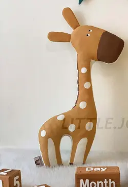 کوسن زرافه ایستاده