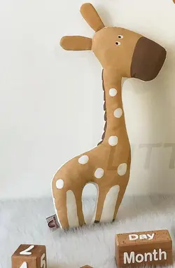 کوسن زرافه ایستاده