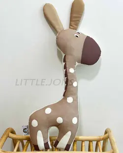 کوسن زرافه ایستاده