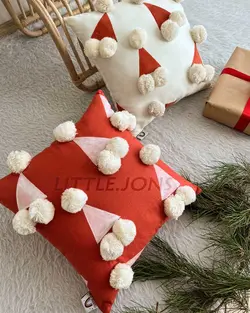 کوسن مربع کلاه پوم پوم دار