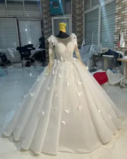 لباس عروس حریر ترک با تزیینات دانتل پروانه کد۳۰۲