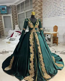 لباس عروس مخمل سبز با تزیینات دانتل کد ۳۶۷