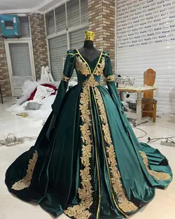 لباس عروس مخمل سبز با تزیینات دانتل کد ۳۶۷