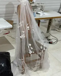 لباس عروس ساتن امریکایی با تزیینات دانتل برگی کد ۳۸۱