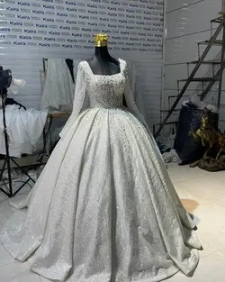 لباس عروس طرح طاووسی پفکی باز تزئینات دانتل برجسته شاخه ای کد ۳۳۵