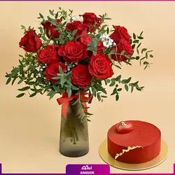سفارش آنلاین دسته گل رز قرمز به همراه کیک شکلاتی روکش مخمل | انگور