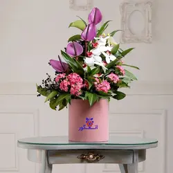 باکس گل مونا با رنگ سفید و صورتی و بنفش برای تبریک مناسبتهای تقویمی | گلفروشی آنلاین انگور