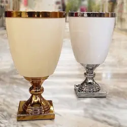 گلدان فلزی خمره ای رنگ سفید با لبه نقره ای